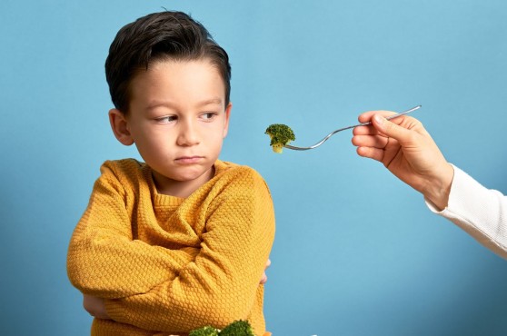 Niño que no quiere comer verdura.